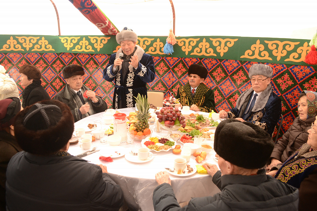 казахский дастархан. праздник наурыз у казахов. наурыз юрта. бабушка подготовила к празднику наурыз. бабушка подготовила к празднику наурыз.