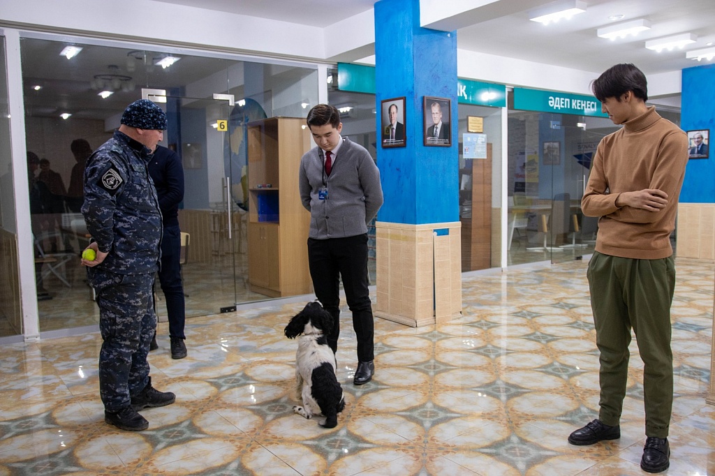 Полиция өкілі құқықтық тәртіп туралы дәріс өткізді Полиция өкілі құқықтық тәртіп туралы дәріс өткізді