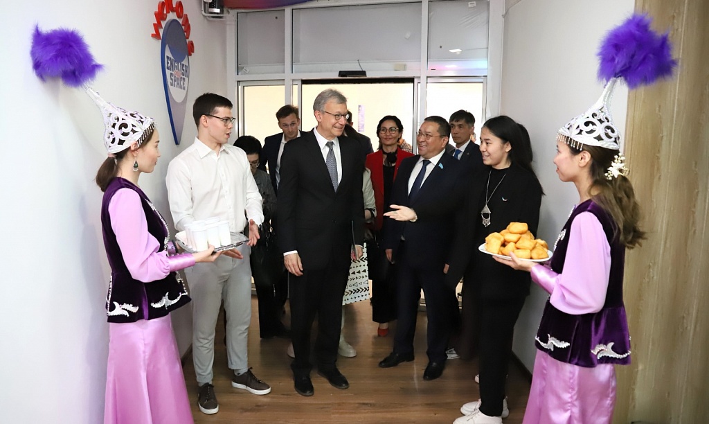 US Ambassador Daniel Rosenblum met with students