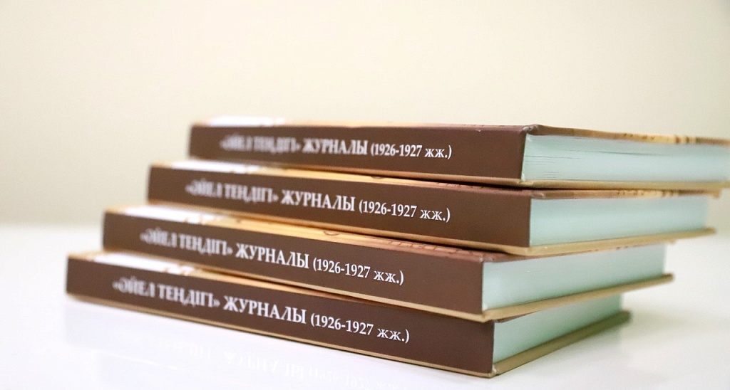 Орыс брюнетка үйде кілем фонында екі жігітпен жыныстық қатынасқа түсуде Ұялшақ порно видео